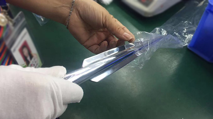 inspection de l'emballage des pièces d'usinage CNC