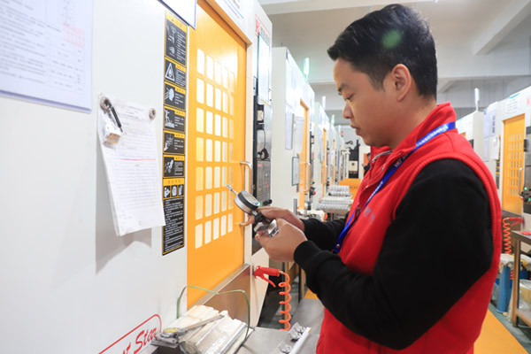 Inspection des pièces d'usinage en plastique CNC