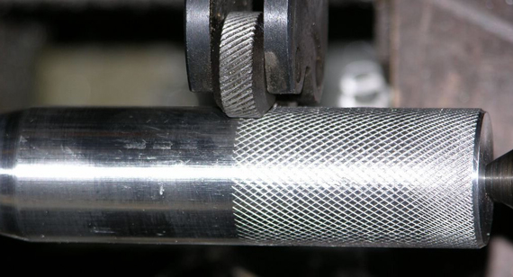 Knurling turning